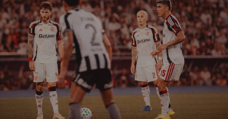 Jogadores do Flamengo posicionados em campo durante o clássico Flamengo x Botafogo no Nilton Santos pelo Brasileirão 2026