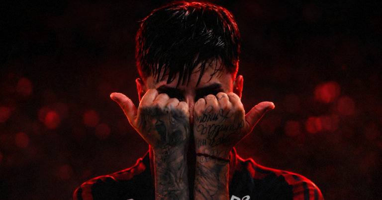 Erick Pulgar no Flamengo com braços tatuados cobrindo o rosto em comemoração