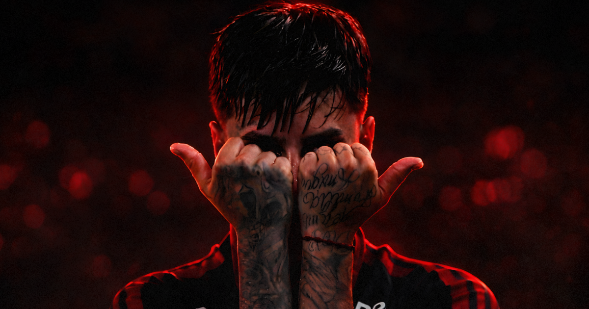 Erick Pulgar no Flamengo com braços tatuados cobrindo o rosto em comemoração