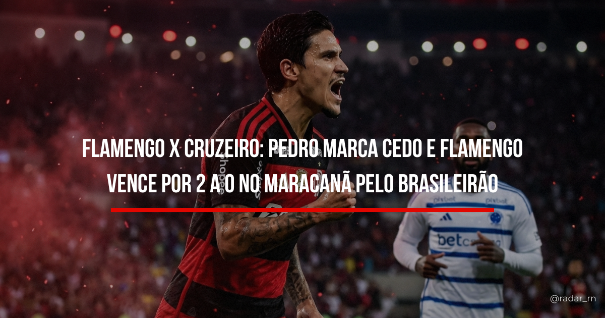 Pedro comemora gol em Flamengo x Cruzeiro no Maracanã pelo Campeonato Brasileiro com jogador do Cruzeiro ao fundo.
