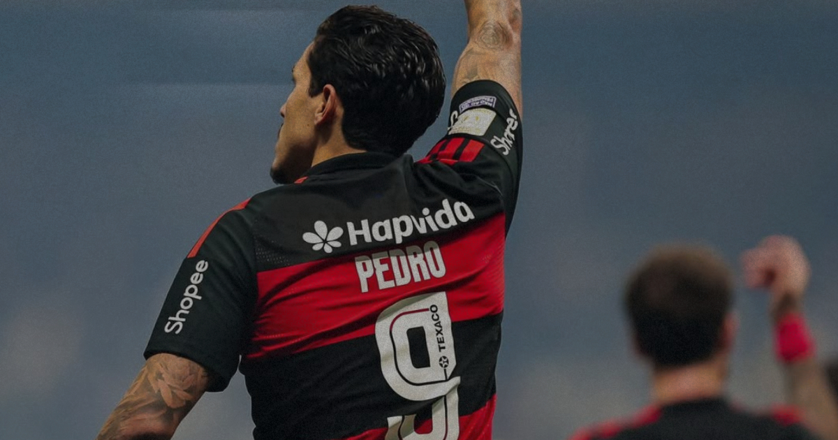 Pedro comemora durante a goleada no confronto entre Atlético Mineiro x Flamengo na Arena MRV, com o nome e o número 9 visíveis nas costas da camisa rubro-negra.