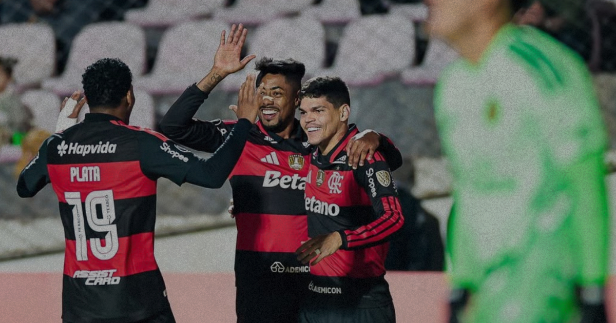Jogadores do Flamengo comemoram gol em Cusco x Flamengo pela Libertadores 2026, com uniforme rubro-negro em destaque durante a vitória no Peru.