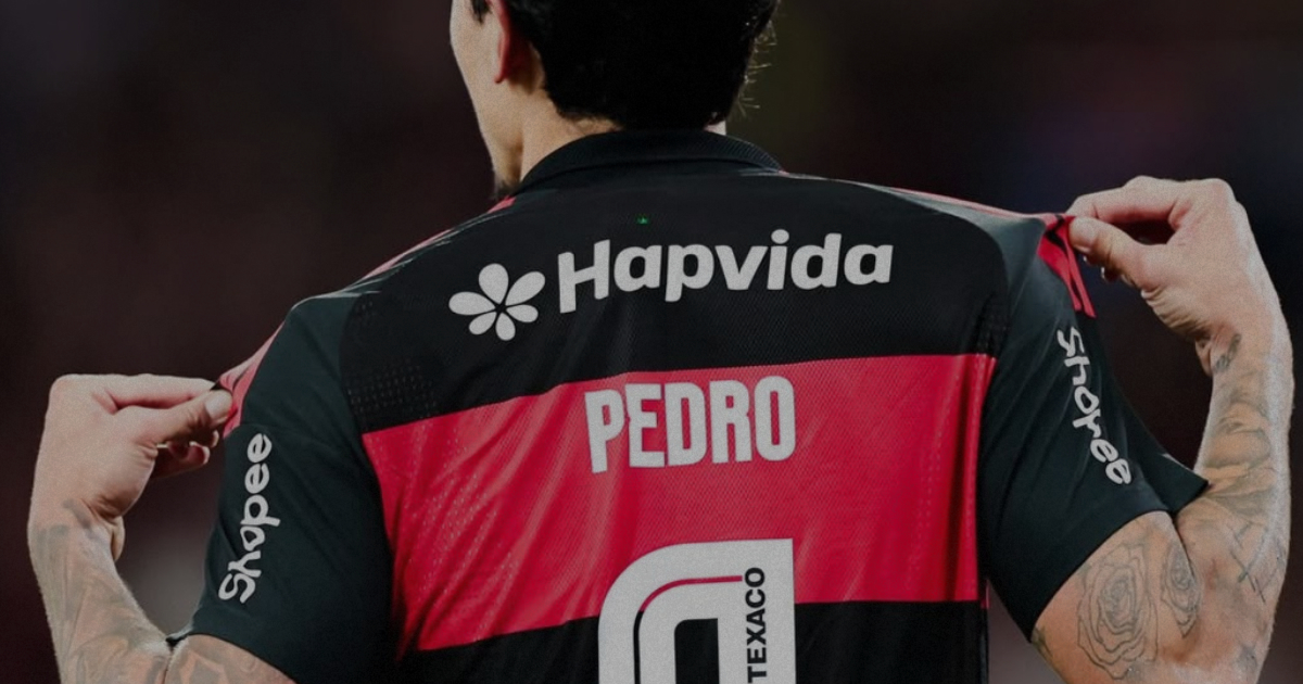 Pedro com a camisa do Flamengo vista de costas em imagem destacada após decidir o Fla-Flu no Maracanã.