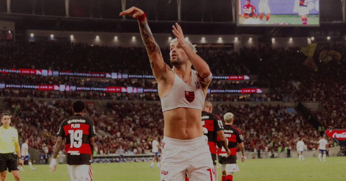 Flamengo x Bahia: Arrascaeta comemora gol do Flamengo contra o Bahia no Maracanã em homenagem a Oscar Schmidt, fazendo gesto de arremesso de basquete.