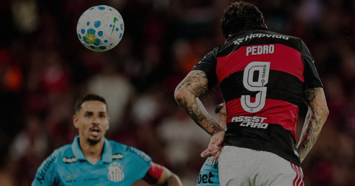 Flamengo x Santos no Maracanã, com atacante do Flamengo de costas disputando lance aéreo diante de jogador do Santos.