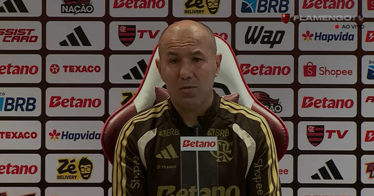 Leonardo Jardim no Flamengo em entrevista coletiva, diante do painel de patrocinadores, em imagem destacada de artigo sobre as mudanças do time em 13 jogos